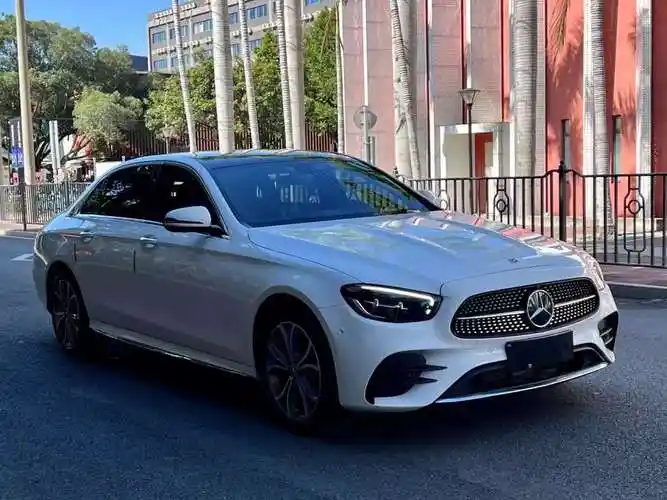 奔驰 奔驰e级  2022款 e 300 l 运动时尚型图片
