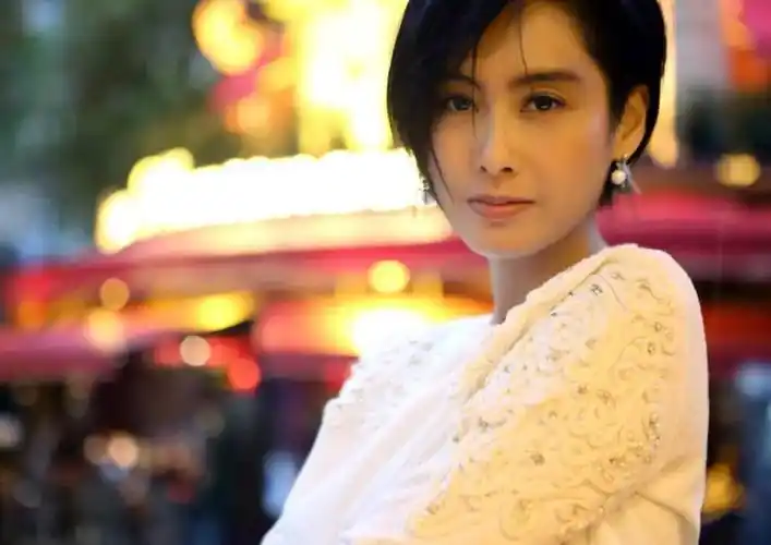 回顾52岁朱茵现状曝光住深山残屋开97年车自由自在