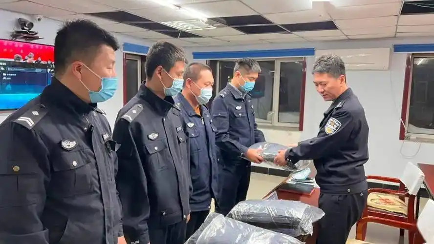 大礼包中有冬季执勤服,夏季执勤服,春秋执勤服,长袖制式衬衣,春秋常服