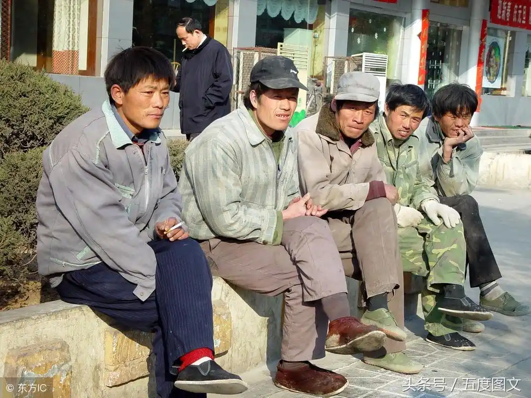 这是一组民工在城市街头揽活的图组,6张图直击民工街头揽活的辛酸.