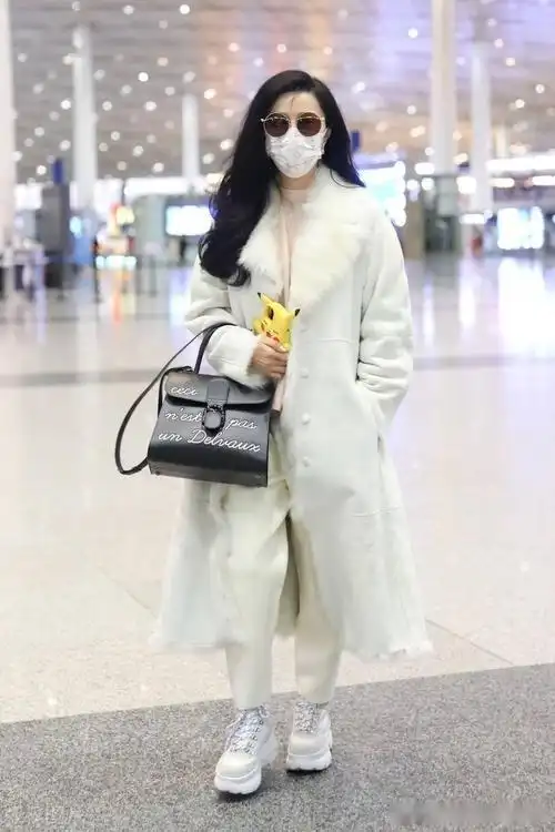 街拍:范冰冰白色皮毛一体大衣 厚底绑带靴 黑色包袋温柔纯净