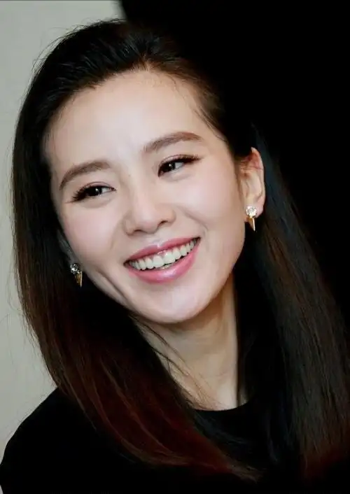 刘诗诗的笑容透人心扉,如春风拂面,温暖动人,加上浅浅的酒窝,非常可爱