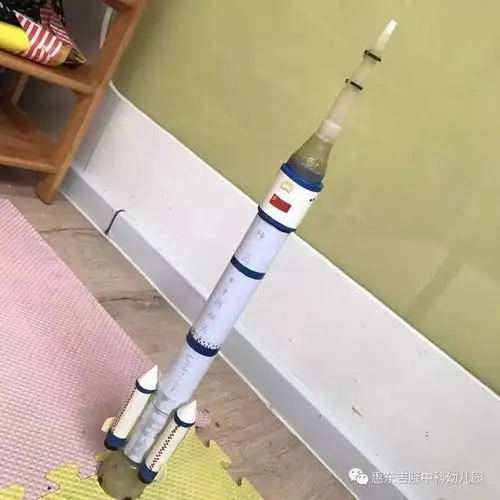 评比内容:这一次的活动是以"变废为宝"的为主题,利用废旧材料制作