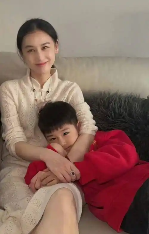 黄圣依携高颜值儿子亮相,幸福满溢引网友热议_家庭_母爱_母亲