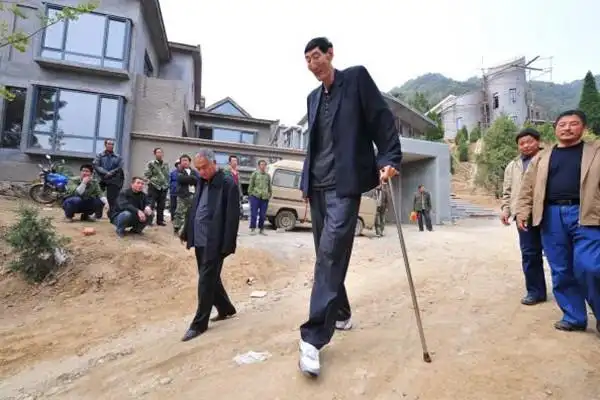 中国第一巨人是成吉思汗后代妻子比他小28岁