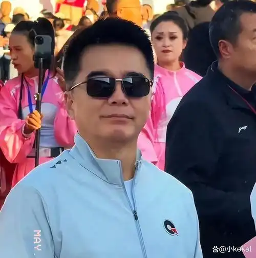 许亚军现状:61岁还是很帅,和四婚妻子很甜蜜,儿子是中戏高材生