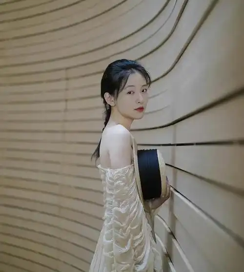 吴倩清纯写真照,恬静温婉,优雅迷人!