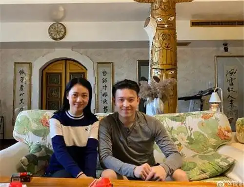 英达小儿子英巴彦首次曝光,阳光帅气,弹得一手好钢琴!