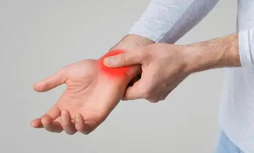 手腕骨头突出图片