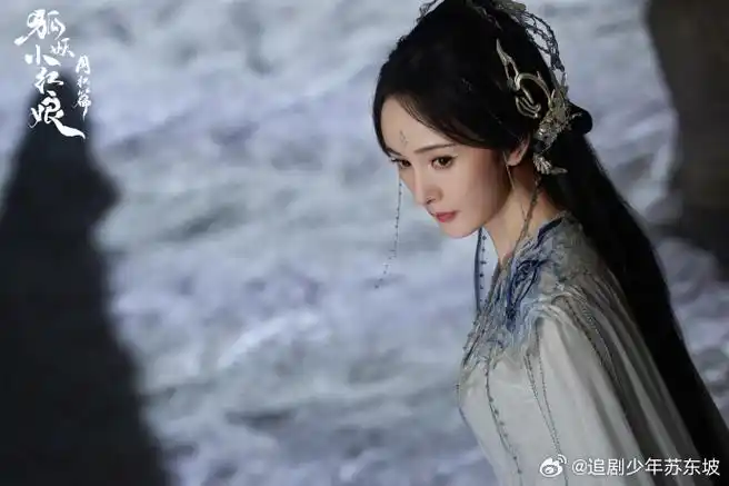 杨幂蓝白v领古装##杨幂灰蓝挂耳染