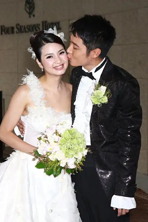 张丹峰不知妻美洪欣年轻时照片被扒颜值不输朱茵还是时尚达人