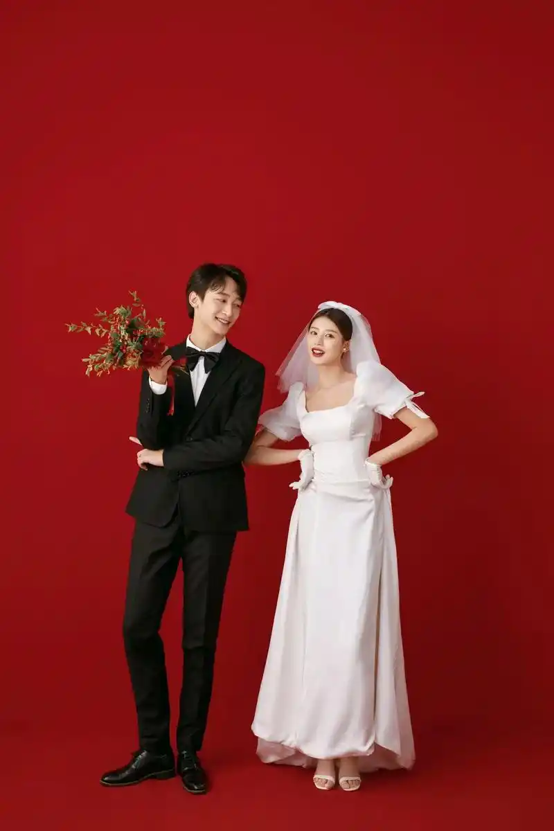 溢出屏幕的喜嫁7315 复古的红色背景婚纱照,简单 - 抖音