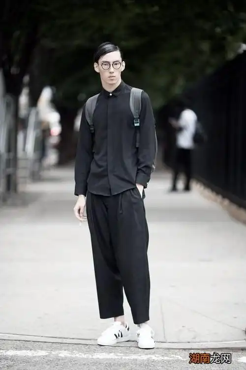 男士黑色衬衫怎么搭配下身好看 男生黑色衬衫配什么裤子