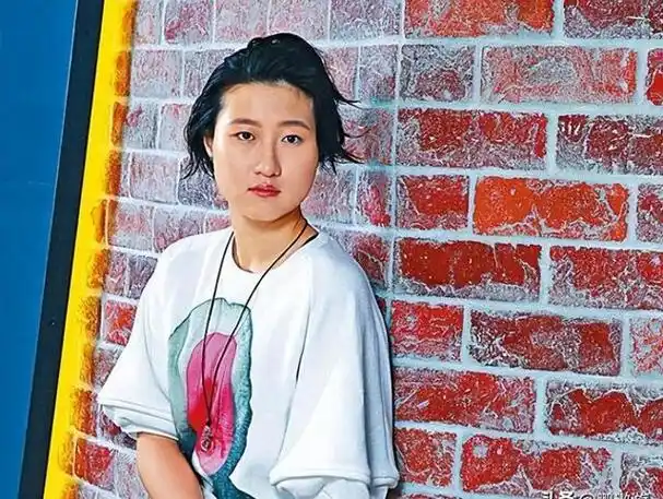 为斩草除根,成龙对乞讨为生的女儿下"毒手",简直丧尽天良!