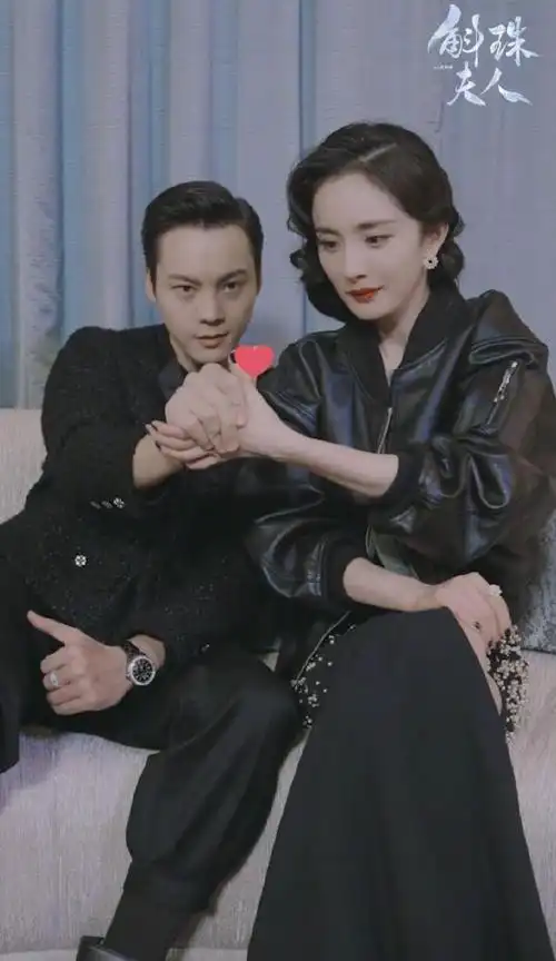 杨幂陈伟霆拍双人大片方诸海市戏外比心直播互动花式撒糖