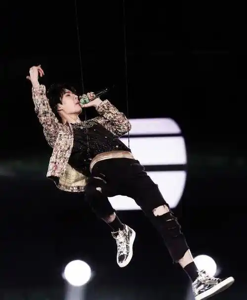 王一博跨年吊威亚后空翻,何炅表情亮了,现场被震撼到说不出话_表演