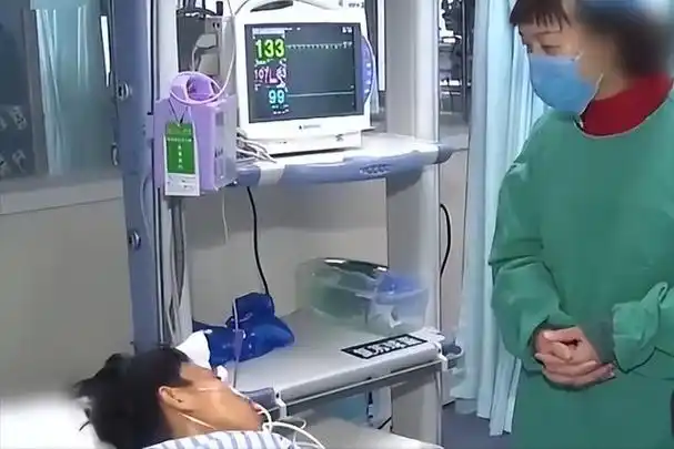 回顾大学生躺在重症监护室心愿是见到父亲父亲称和我无关