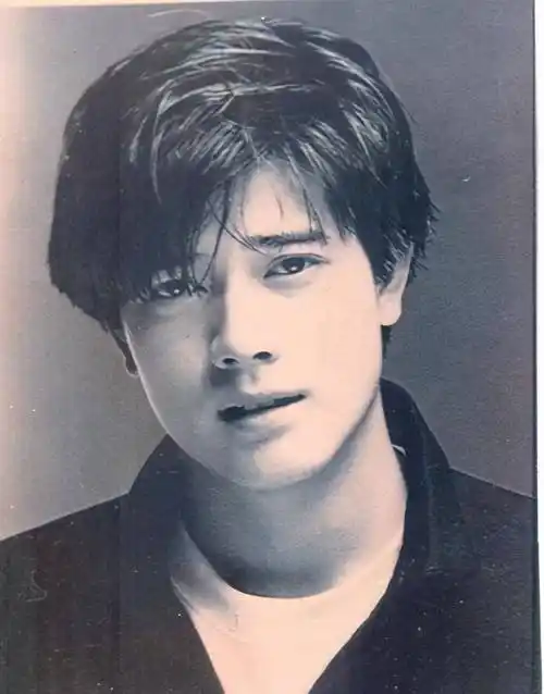 郭富城的五官很有特点,脸型有棱有角,年轻时的眉眼非常有神,演艺圈