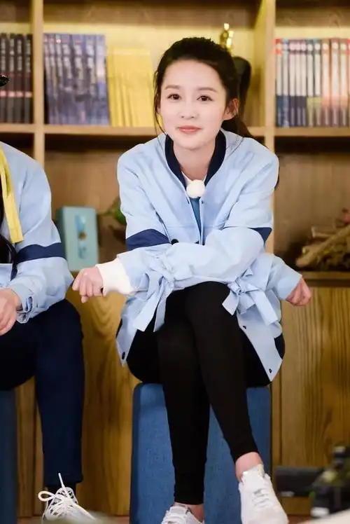 不常参与综艺节目的李沁,此次是《奔跑吧》首秀,站在那就是一抹风景