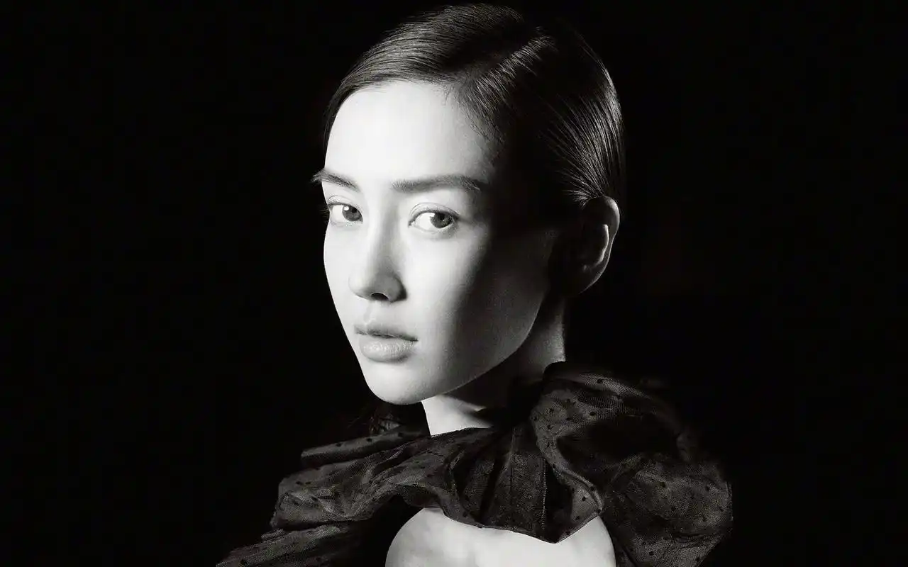 美女辣妈angelababy最新黑白写真图片桌面壁纸