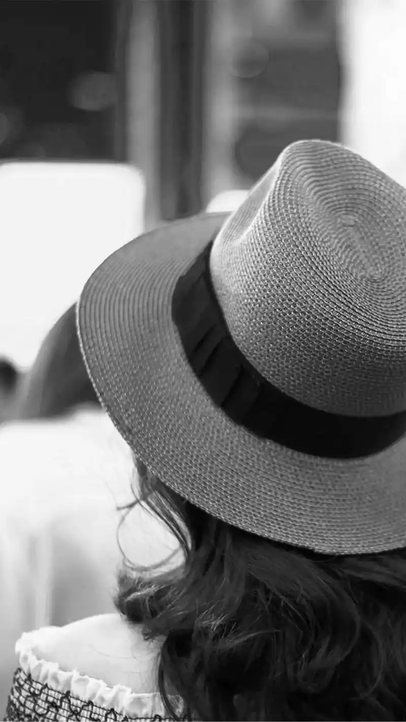 当你是一个人没有人扶的时候 自己要站直 路还很长 背影要美. - 抖音