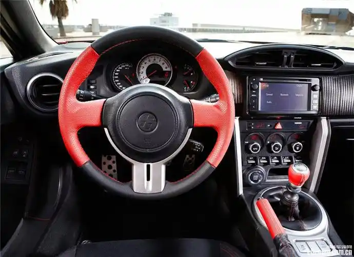 brz和丰田gt86的区别主要就是前保险杠和进气格栅其实,86的外形,内饰