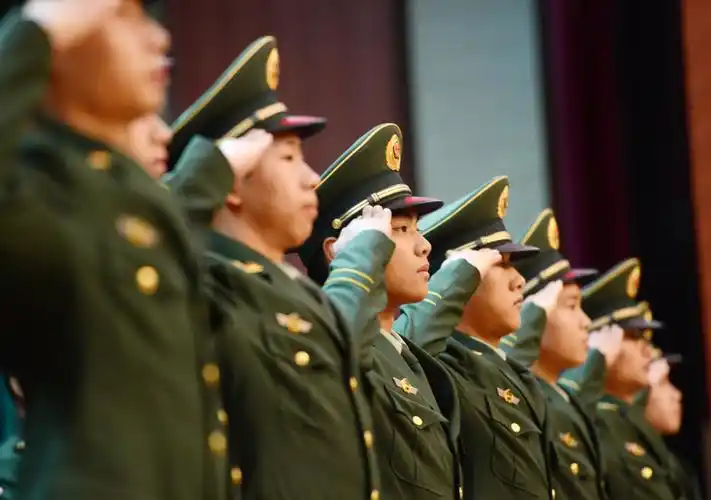 另外我军严格实行礼仪礼节,要求军人见了长官要敬军礼,见了领导和视察