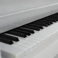 白色钢琴图片唯美头像女生_微信头像图片大全