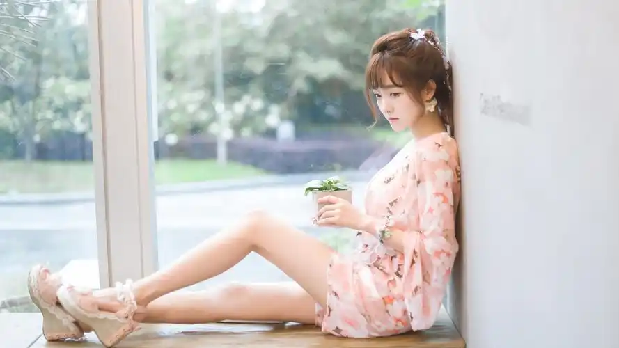 水汪汪的萌妹子可爱写真电脑桌面壁纸