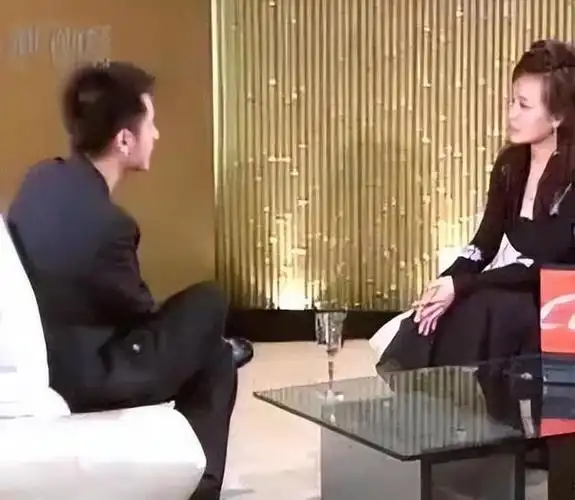 汤珈铖自幼性格内向,成为了家里的"隐世少爷",母亲为了让他开朗一些