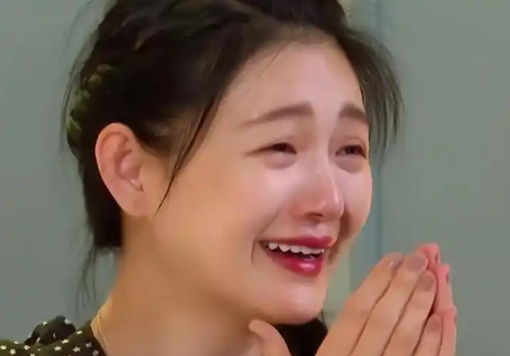 回春曝大s罕现街头短发戴墨镜似贵妇身材走样手臂暴露现状