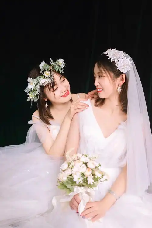 一定要和自己的闺蜜拍一组婚纱呀!