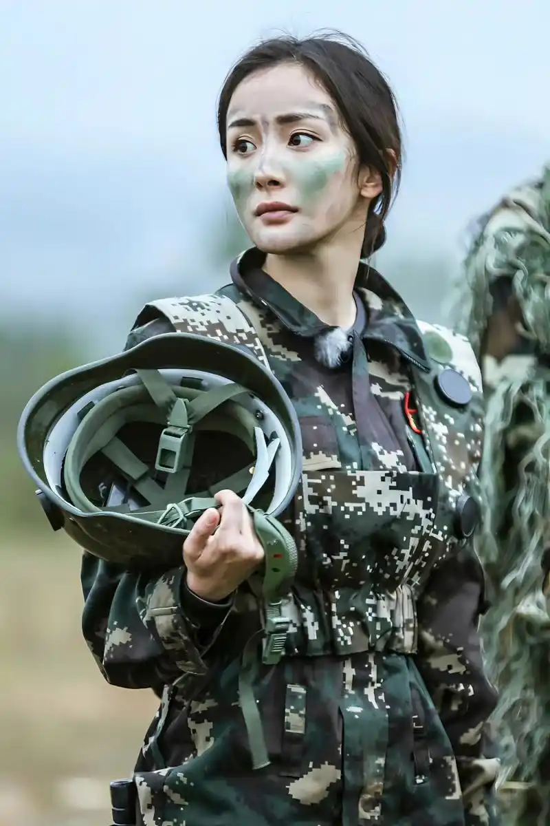 2017年真正男子汉时期的杨幂,素颜也这么能打.