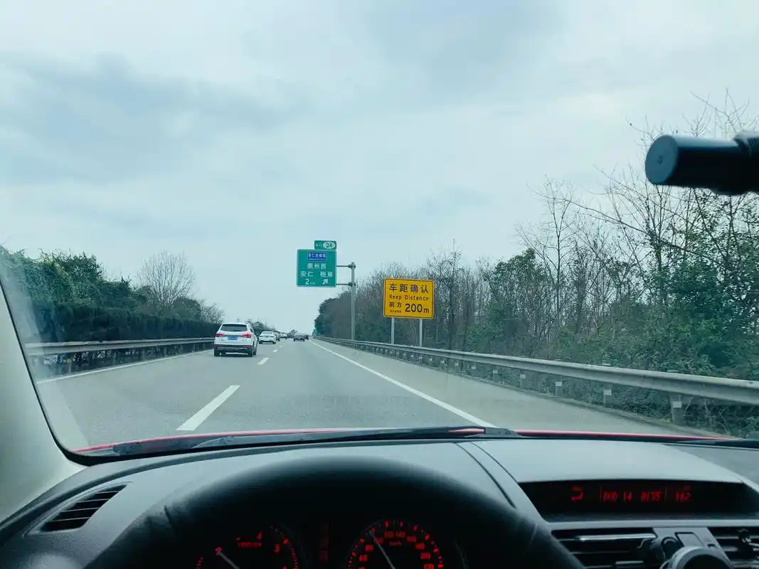 高速开车如何确认保持车距?新手司机必看的高速知识点