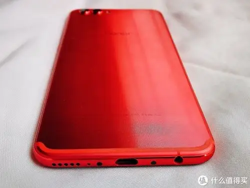 华为 荣耀10 手机外观展示(机身|全面屏|按键|摄像头|接口)