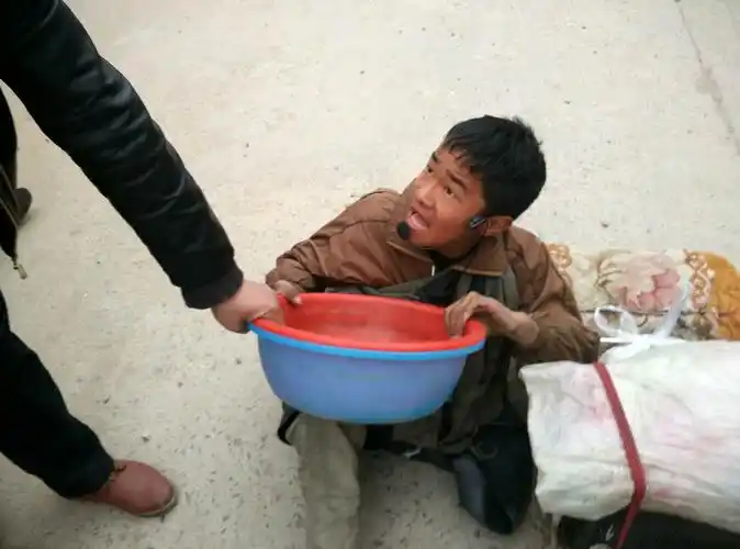 河南鹿邑老子庙会 乞讨者扎堆