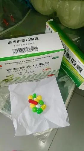 在九号时咽喉疼,咳嗽医生开了罗红霉素胶囊,清热解毒液又包了六包药