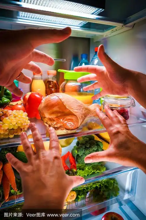 打开装满食物的冰箱