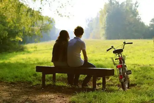 qq情侣头像两个人在一起的背影