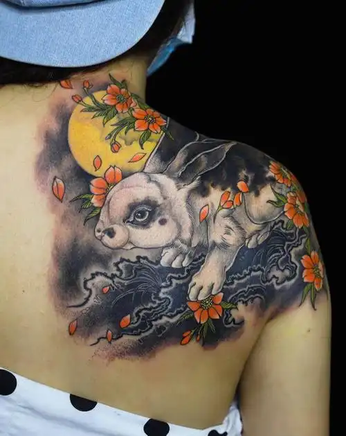 月兔纹身图片_肩部背部新传统兔子纹身图案