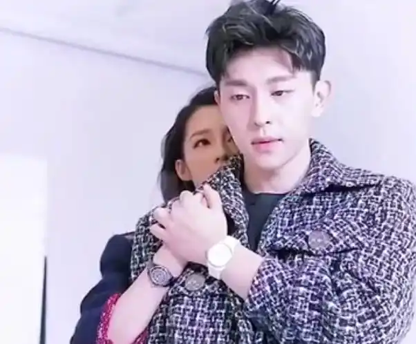 邓伦李沁啥情况录节目戴同款戒指社交动态撒糖让人酸成柠檬