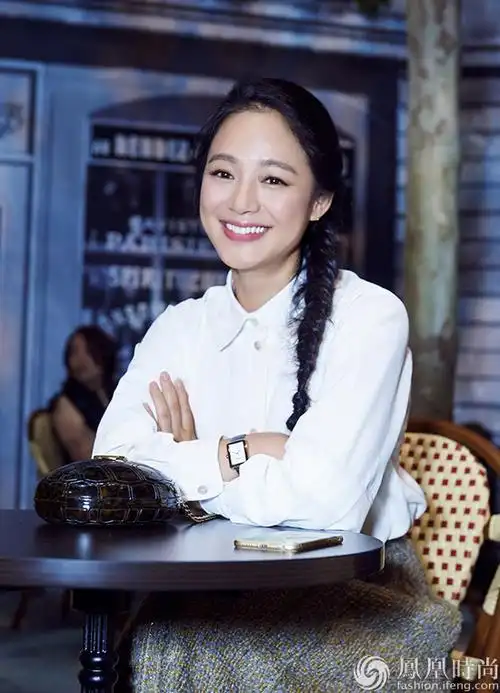 周韵亮相高级手工坊大秀 知性look彰显"韵氏"时尚