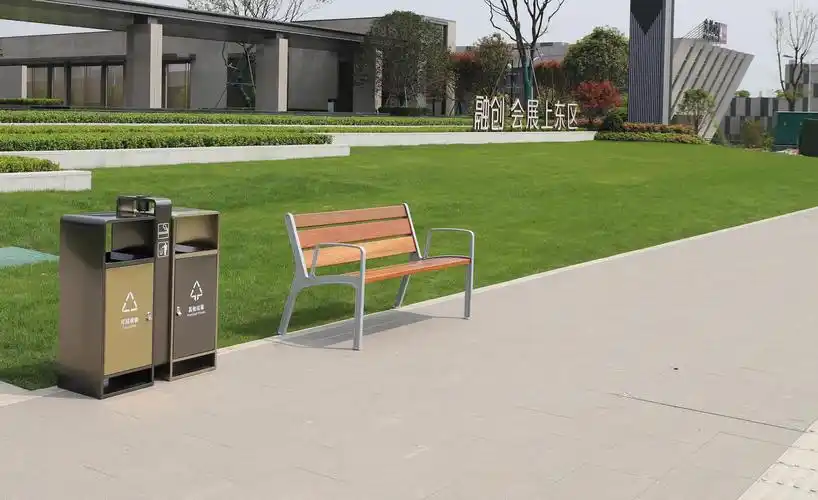 新设计的街道座椅公园木制长凳,带铝制扶手