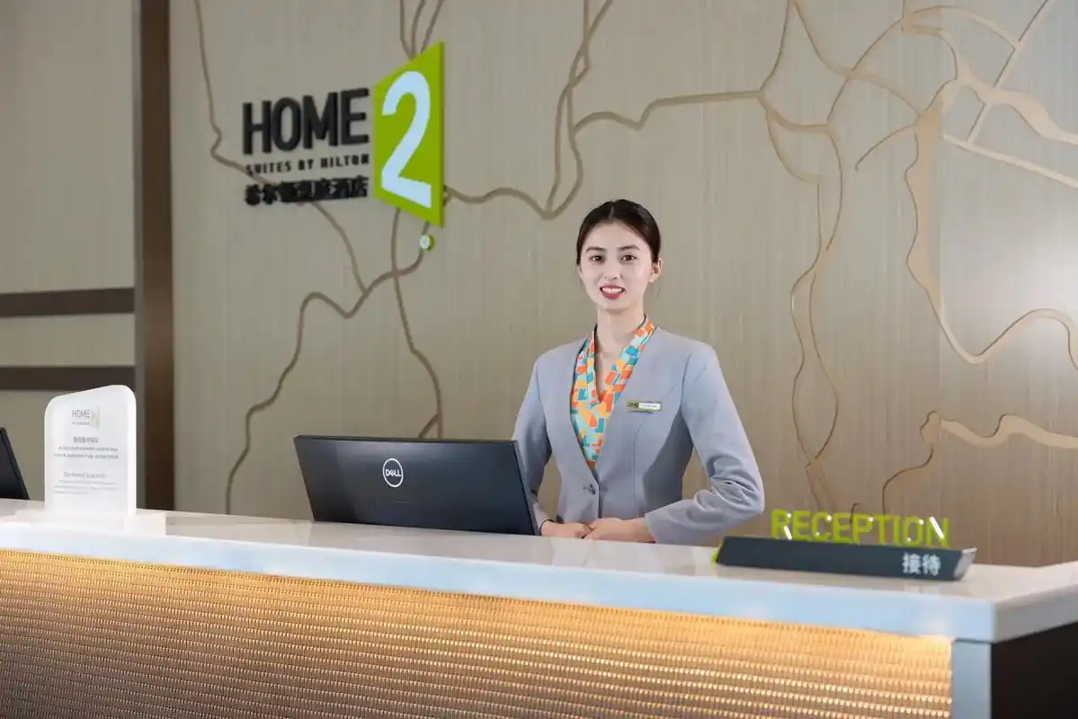 高县希尔顿招聘前台接待一名.3000-3500,购买五险,包 - 抖音