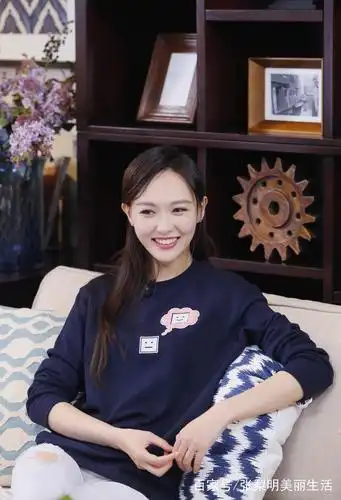 唐嫣在机场过安检,头发意外成亮点,这得多久没洗头了