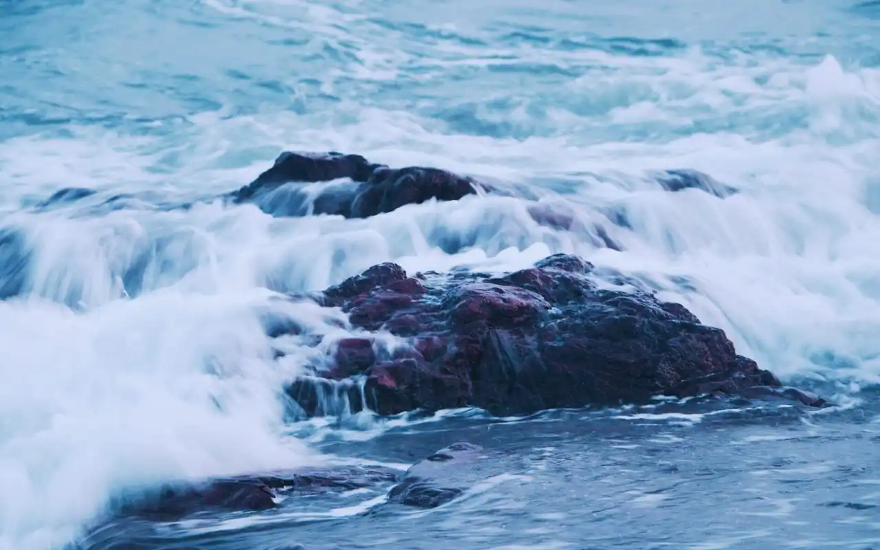 汹涌的海浪唯美高清桌面壁纸
