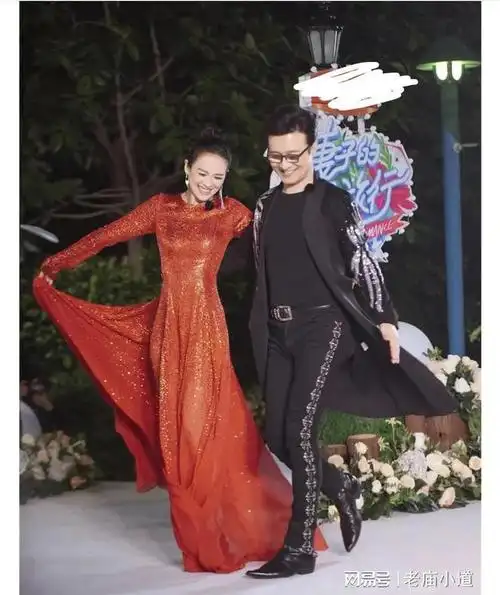 汪峰与前妻齐丹康作如罕见甜蜜照曝光跪地求婚一起看音乐节