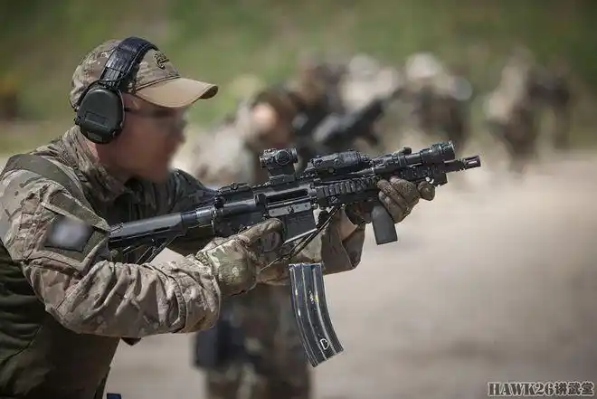 波兰顶尖特种部队实弹训练手持hk416短步枪进行战术射击培训
