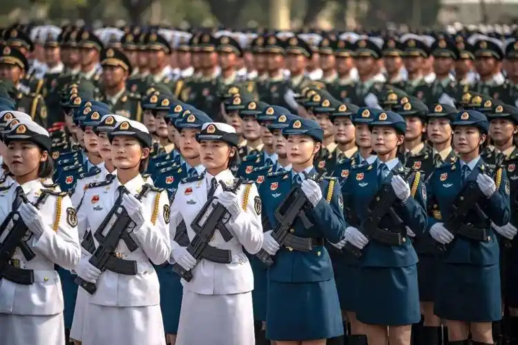 女兵方队首次挂枪阅兵英姿飒爽,尽显最美芳华---震撼!