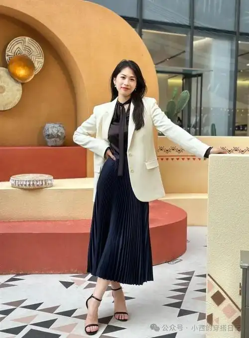 百褶裙搭配这4种上衣,优雅飘逸又好看